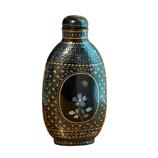 Chinese Lac Burgaute Snuff Bottle