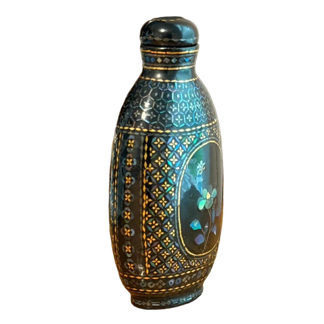 Chinese Lac Burgaute Snuff Bottle