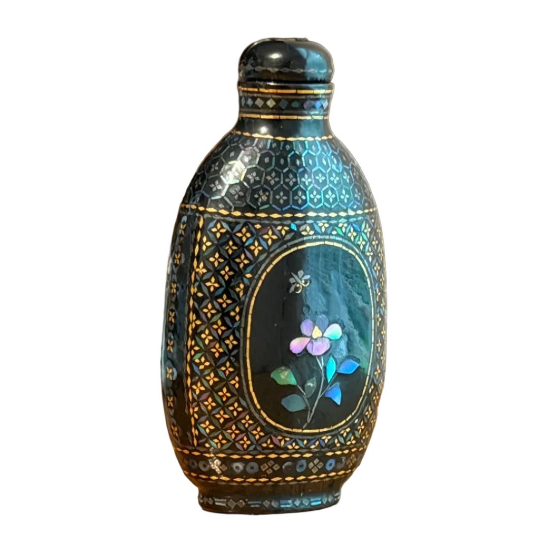 Chinese Lac Burgaute Snuff Bottle