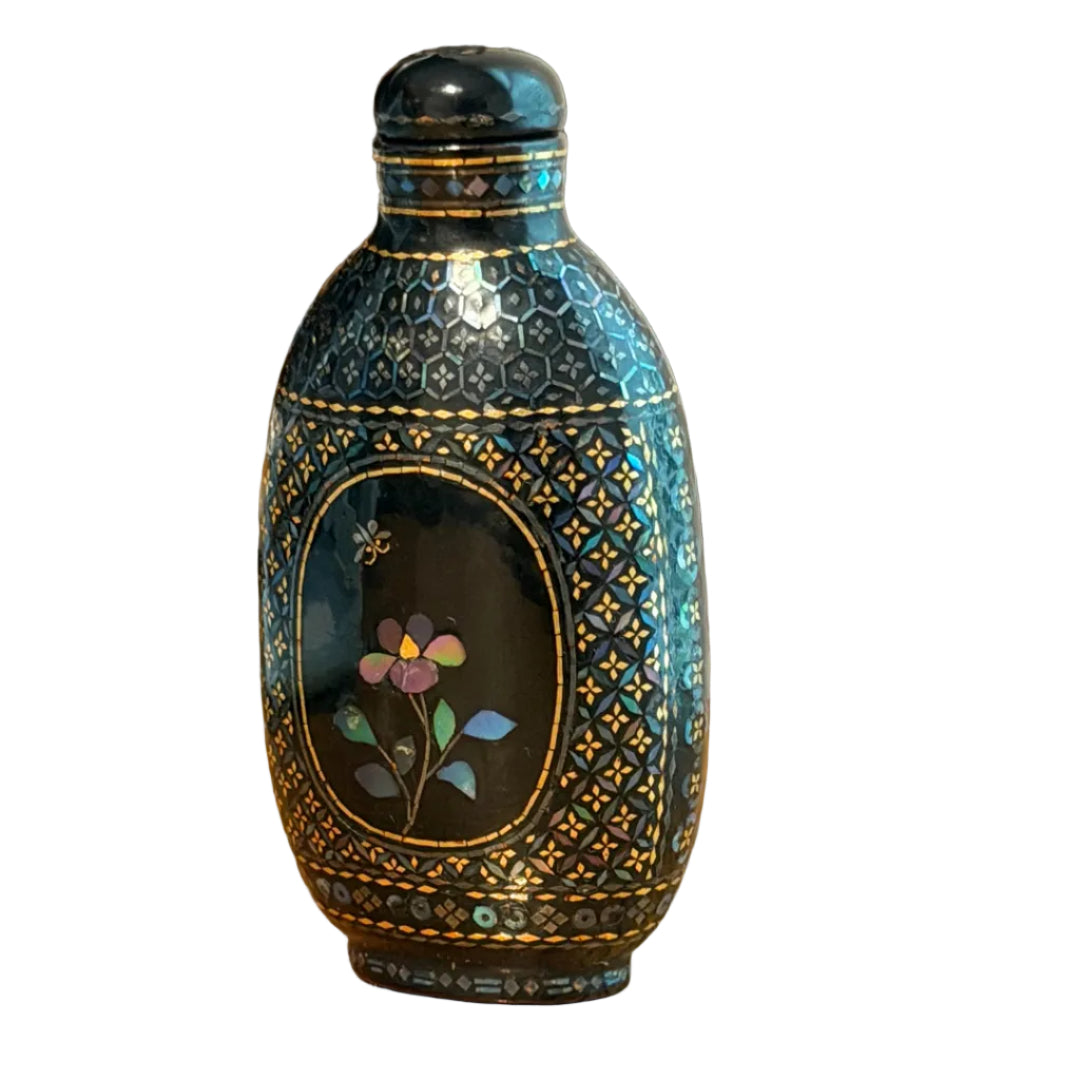 Chinese Lac Burgaute Snuff Bottle