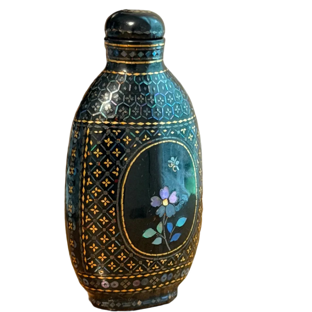 Chinese Lac Burgaute Snuff Bottle