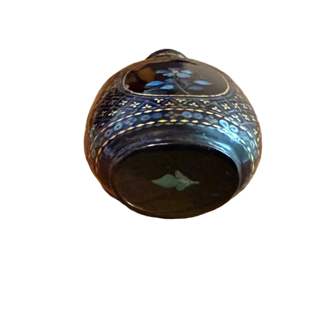 Chinese Lac Burgaute Snuff Bottle